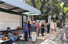 La constructora encargada de montar la gasolinera Enex, de Horacio Cartes, empezó a desmontar una parada de colectivos sin tener el permiso de la municipalidad.