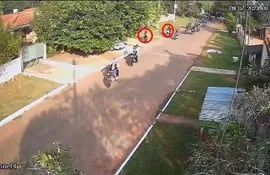 Motochorros intentan asaltar a una joven y huyen entre una “manada” de motos