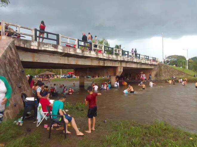 Muchas personas fueron a darse un chapuzón en el arroyo Tapiracuai en el departamento de San Pedro.