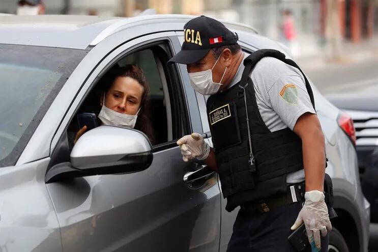 Un policía controla la circulación de personas autorizadas para transitar, en Lima (Perú), el martes pasado.