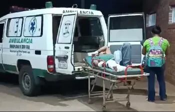 El paciente se quedó esperando en la camilla cerca de la ambulancia. (Captura de vídeo).