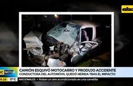 Camión esquivó a motocarro y produjo accidente. La conductora del automóvil quedó herida.