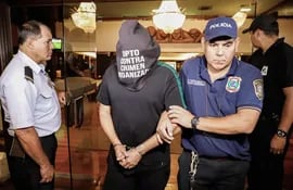El ciudadano brasileño Wilmondes Sousa (c), de 45 años, sale arrestado del Hotel Yacht y Golf Club. Él sería quien realizó el proceso de falsificación de los datos de los pasaportes.