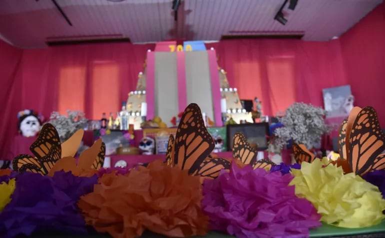 Mariposas, flores y otros elementos forman parte del "Altar de muertos" presentado por la Embajada de México, que este año está dedicado a Tenochtitlan.