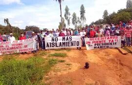 Los pobladores se manifestaron esta tarde para exigir la construcción de un puente entre Minga Guazú y Los Cedrales.