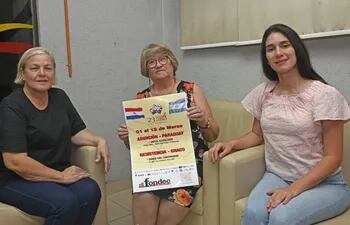 La escritora Elvira Olmedo,    
Olga Vysokolan, de la Asociación de Escritores de Paraguarí, Oriana Olivares, Librería La Paz, dieron detalles acerca de esta edición de la Feria Chacú-
Guaranítica.