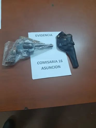Arma y cartuchos incautados en poder de Juan Baez Guillén detenido tras sospecharse que realizó tiros al aire en el Mercado de Abasto tras discusión con motociclista.