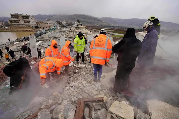 Servicios de rescate buscan a posibles sobrevivientes del terremoto que golpeó a Turquía, hoy. (AFP)