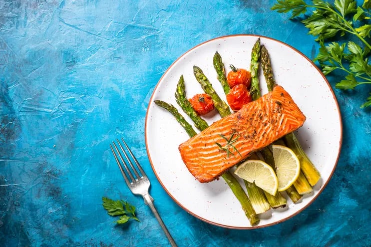 El salmón es un pescado azul que contiene ácidos Omega-3.