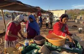 Mujeres indígenas de la Etnia Seris preparan sus alimentos el 8 de agosto de 2022, en la comunidad Punta Chueca, del estado de Sonora (México).