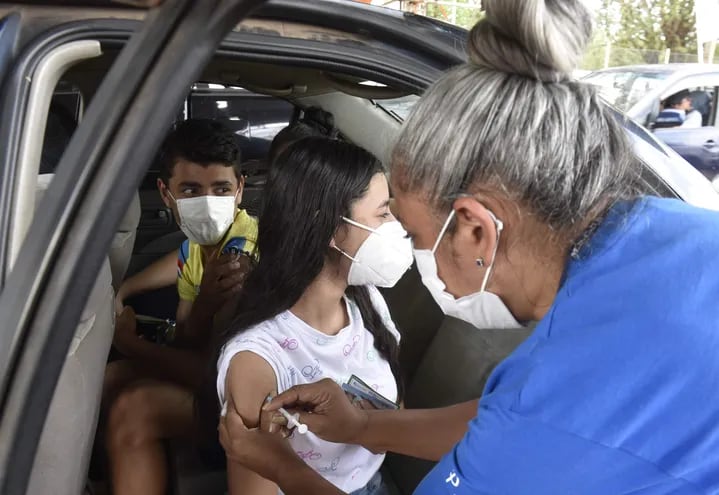 Los adolescentes de 14 años en adelante comenzaron a vacunarse este sábado contra el covid-19. Ayer, familias enteras fueron al autódromo Rubén Dumot, ex Aratiri, para recibir primeras, segundas y terceras dosis.