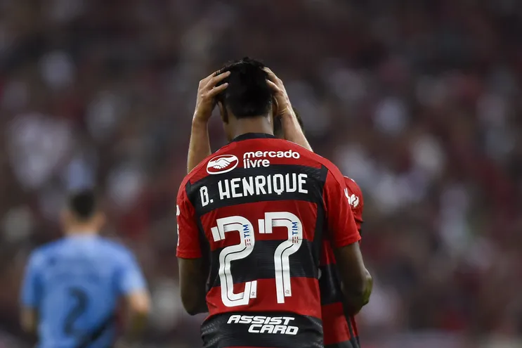 El brasileño Bruno Henrique, atacante del Flamengo, celebra el gol contra Athletico Paranaense por la ida de los cuartos de final de la Copa de Brasil en el estadio Maracaná de Río de Janeiro, Brasil.