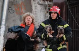 Un rescatista ucraniano ayuda este lunes a una mujer herida y a sus perros tras un bombardeo en el centro de Kiev (Ucrania). Se han registrado explosiones en varios distritos de la capital ucraniana el 10 de octubre, y los socorristas apagan los incendios y ayudan a las víctimas entre la población civil, según ha informado el Servicio Estatal de Emergencias (SES) de Ucrania. Las tropas rusas entraron en Ucrania el 24 de febrero de 2022 iniciando un conflicto que ha provocado destrucción y una crisis humanitaria.EFE/ Sergey Dolzhenko