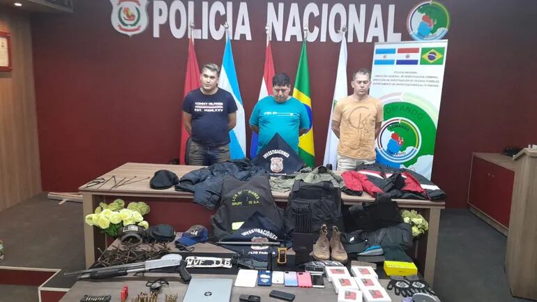 Los detenidos junto a las evidencias, en sede de Investigaciones de Alto Paraná.