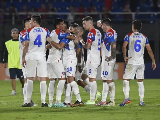 Los futbolistas de Cerro Porteño celebran el triunfo sobre Resistencia por la cuarta fecha del torneo Clausura 2023 del fútbol paraguayo en el estadio Defensores del Chaco, en Asunción.