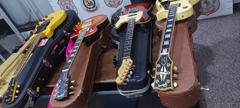 Instrumentos recuperados por la Policía, pertenencia del guitarrista de Kita Pena.
