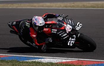 El piloto español Aleix Espargaró en acción con la Aprilia en una de las fechas de Moto GP.