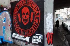 Un mural con el logo del grupo Wagner en Belgrado, Serbia.