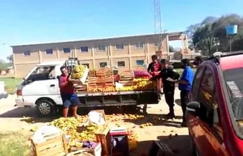Comerciante arroja mercaderías en Loma Plata