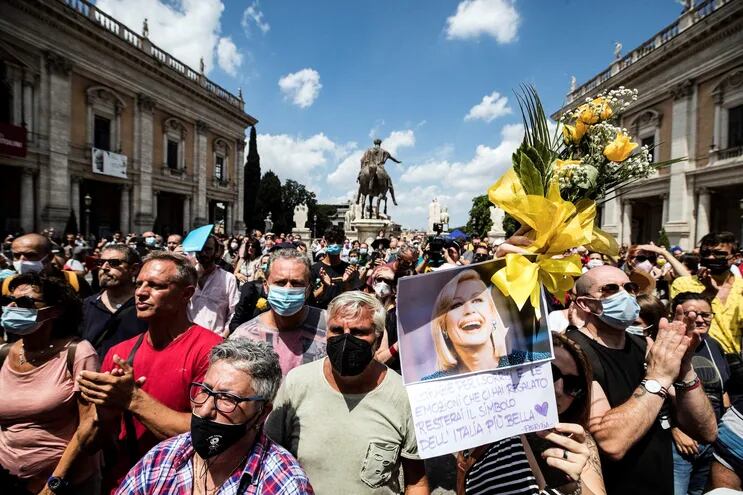 Una multitud fuera de la basílica de Santa Maria in Ara Coeli, en Roma, durante el funeral de Raffaella Carrà este viernes.