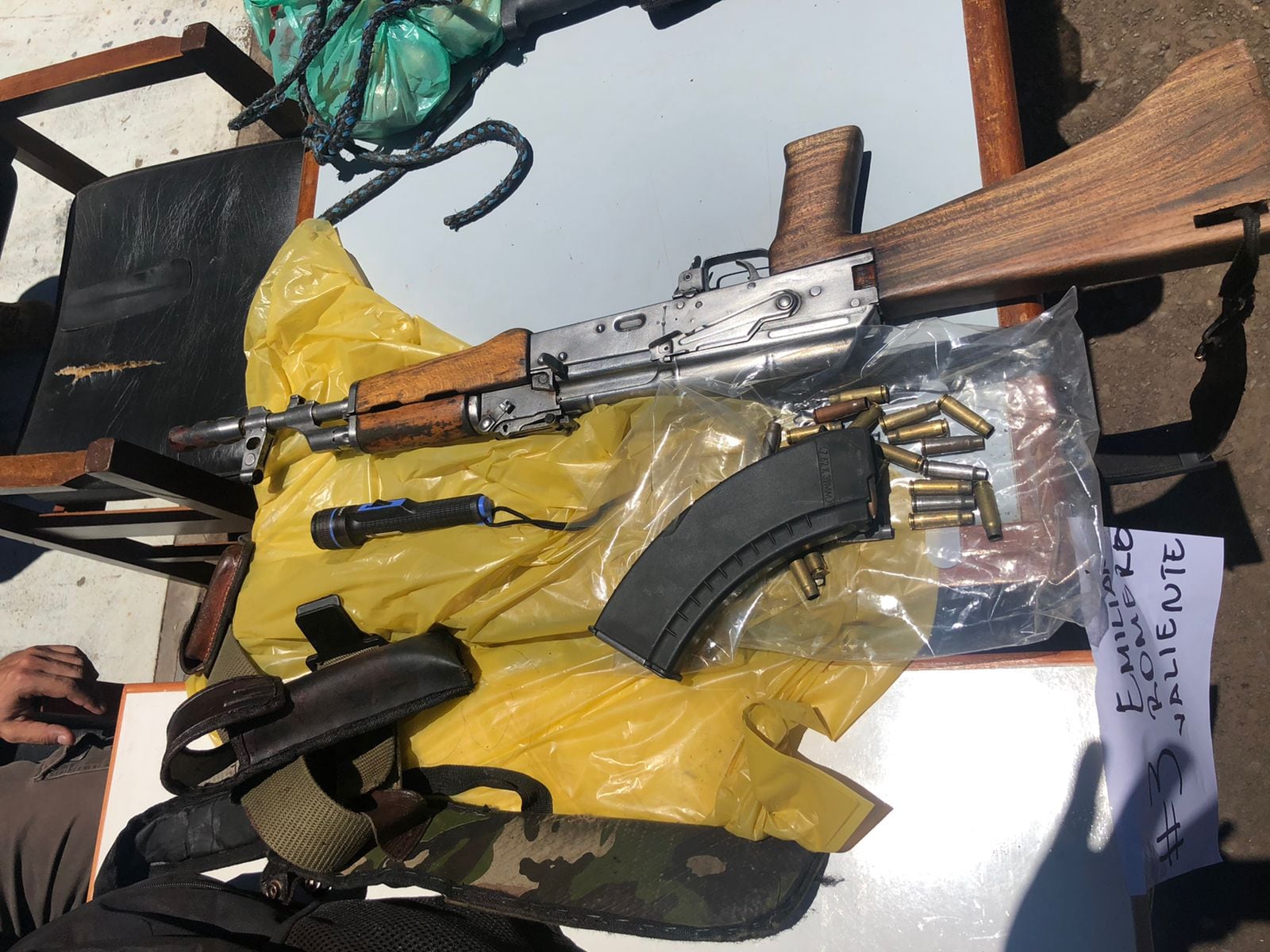 El fusil tipo AK-47 que portaba uno de los abatidos, Emiliano Romero Valiente, poblador de la ciudad de Puentesiño.