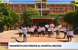 Padres de jóvenes víctimas de supuestas torturas en la Academil se manifestaron frente al Hospital Militar.