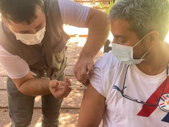 Mario Abdo recibiendo su primera dosis de vacuna anticovid-19 hoy domingo 26 de setiembre.