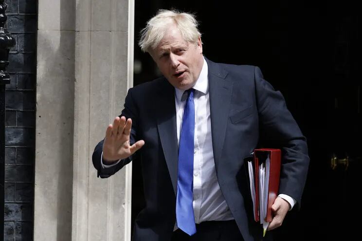 El primer ministro británico, Boris Johnson sale del 10 Downing Street.