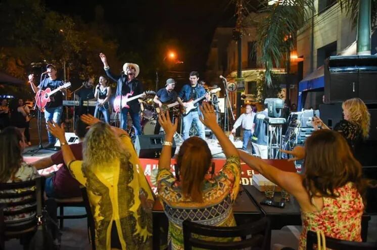 El cantante argentino Meno Fernández con el grupo Los Soles en escenario en Paraguay