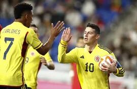 James Rodríguez (d), delantero de Colombia, festeja el tanto de descuento de Colombia en el amistoso contra Corea del Sur en el estadio Mundialista de Ulsan, Corea del Sur.