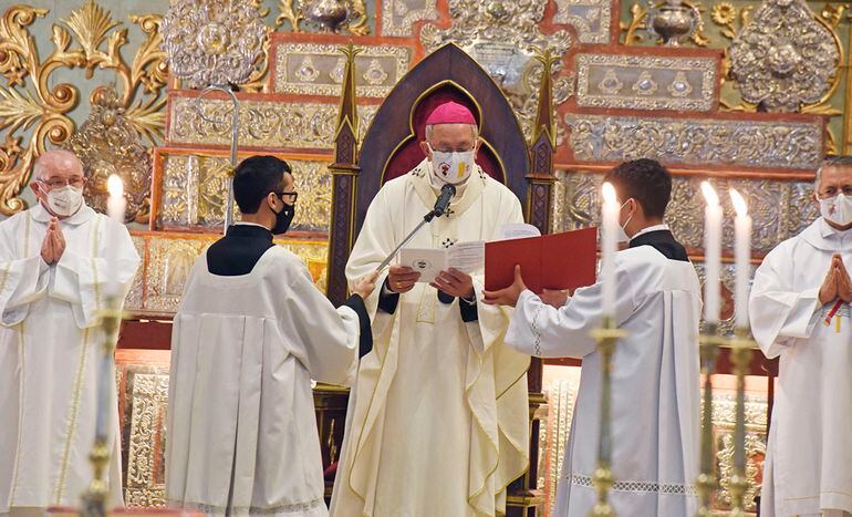 El arzobispo de Asunción, monseñor Edmundo Valenzuela, en un momento de la misa que se ofició en memoria de las víctimas del covid.