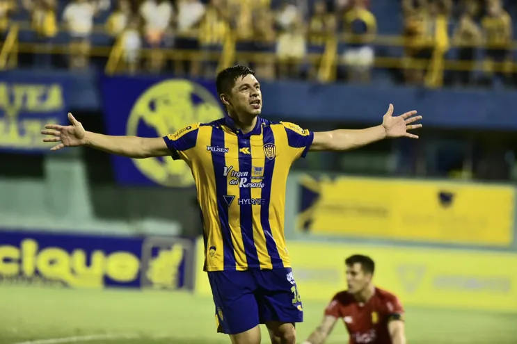 Rodrigo Rojas, futbolista de Sportivo Luqueño, celebra un gol en el partido ante Guaraní por la novena jornada del torneo Apertura 2024 del fútbol paraguayo en el estadio Feliciano Cáceres, en Luque.