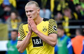 Erling Haaland se lamenta tras la derrota del Borussia Dortmund.