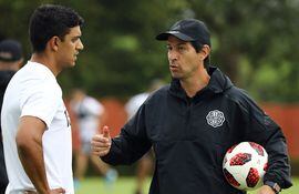 Diálogo entre el entrenador Daniel Garnero (50) y el defensor uruguayo Diego Polenta (27).