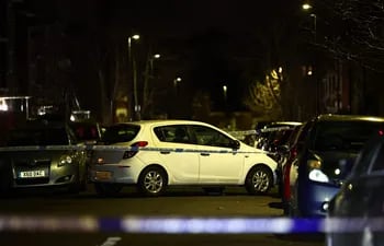 Se ve un coche detrás del cordón policial después de un presunto ataque con ácido en el sur de Londres el 1 de febrero de 2024.
