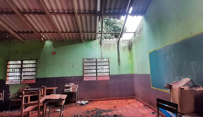 La escuela Villarrica del Espíritu Santo se encuentra destechada y figura en la nómina de instituciones que urgen de reparación.