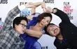 La actriz Michelle Yeoh y los directores de "Todo en todas partes al mismo tiempo", Daniel Kwan (a la izquierda) y Daniel Scheinert, durante la gala de los premios Spirit, el sábado en Santa Mónica, California.