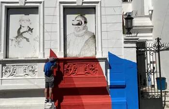 El muralista Diego Vicente en pleno trabajo de dar nueva vida a la fachada del Juande.