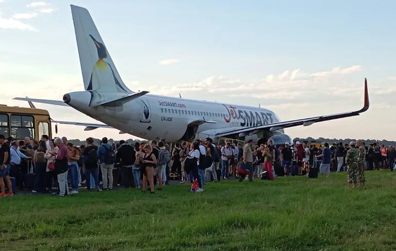 Los 152 pasajeros que iban en el avión de JetSmart tuvieron que bajar y ser inspeccionados.