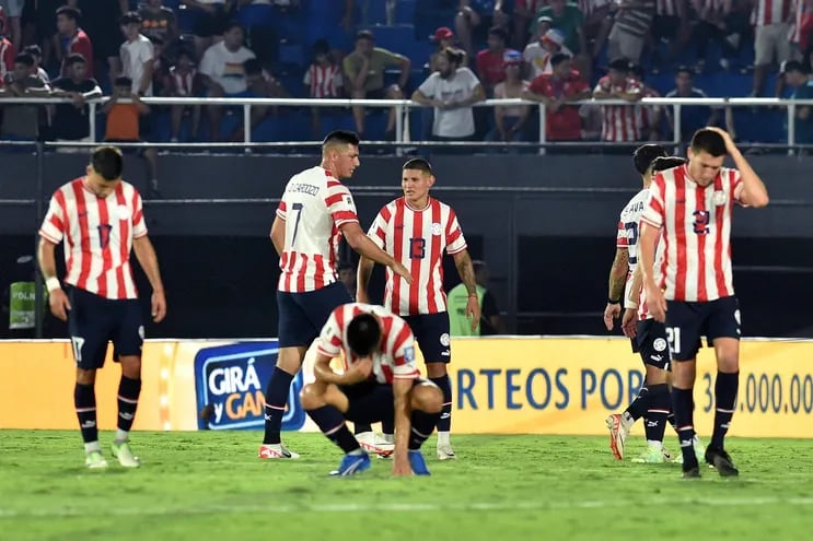 Los jugadores de Paraguay reaccionan después de perder contra Colombia durante el partido de fútbol de clasificación sudamericana para la Copa Mundial de la FIFA 2026 entre Paraguay y Colombia en el estadio Defensores del Chaco en Asunción el 21 de noviembre de 2023.