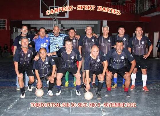 Integrantes del equipo de Sport Martes que se consagró campeón del tradicional torneo Sub 50 de Futsal en Barrio Jara.