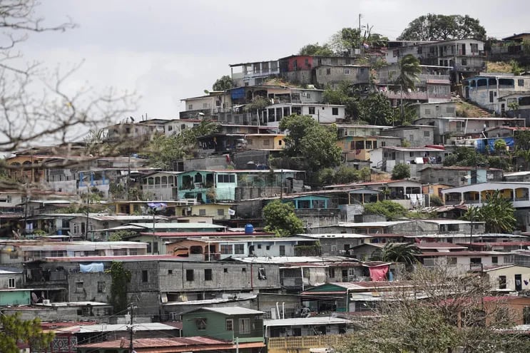 Fotografía que muestra casas en el distrito de San Miguelito, este jueves, en la Ciudad de Panamá (Panamá). Déficit de oferta, inequidad en el acceso, crecimiento de asentamientos informales y ausencia de políticas públicas describen las precarias condiciones de la vivienda en la mayoría de los países de América Latina.