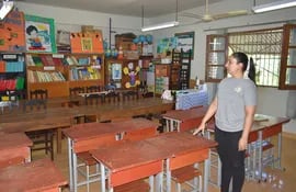 La directora de la escuela Espíritu Santo de Villarrica Noelia Lobos mostrando como adecuaron la biblioteca para utilizarla como sala de clases.