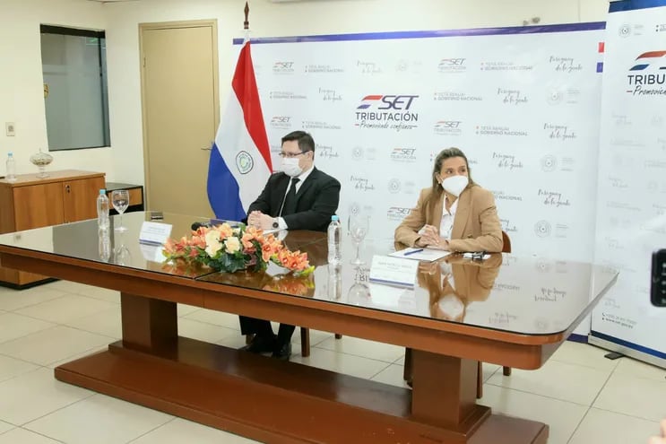 Óscar Orué, viceministro de Tributación, y Patricia Niella, presidenta de la Asociación de Industriales Confeccionistas del Paraguay firmaron el convenio durante un acto llevado a cabo en la sede de la SET.