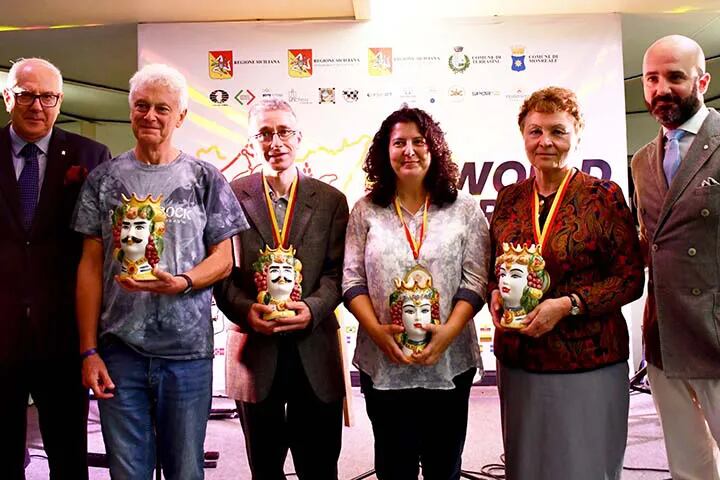 John Nunn, Michael Adams, Mónica Calzetta y Galina Strutinskaia, vencedores del Mundial de Veteranos 2023 (Foto Patricia Claros).