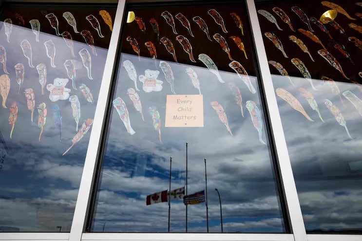 La bandera de Canadá flamea a media asta en señal de luto por los niños indígenas fallecidos bajo tutela de las escuelas de la iglesia Católica. (AFP)