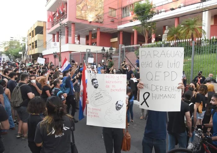 La manifestación llegó hasta la sede central de la  ANR.