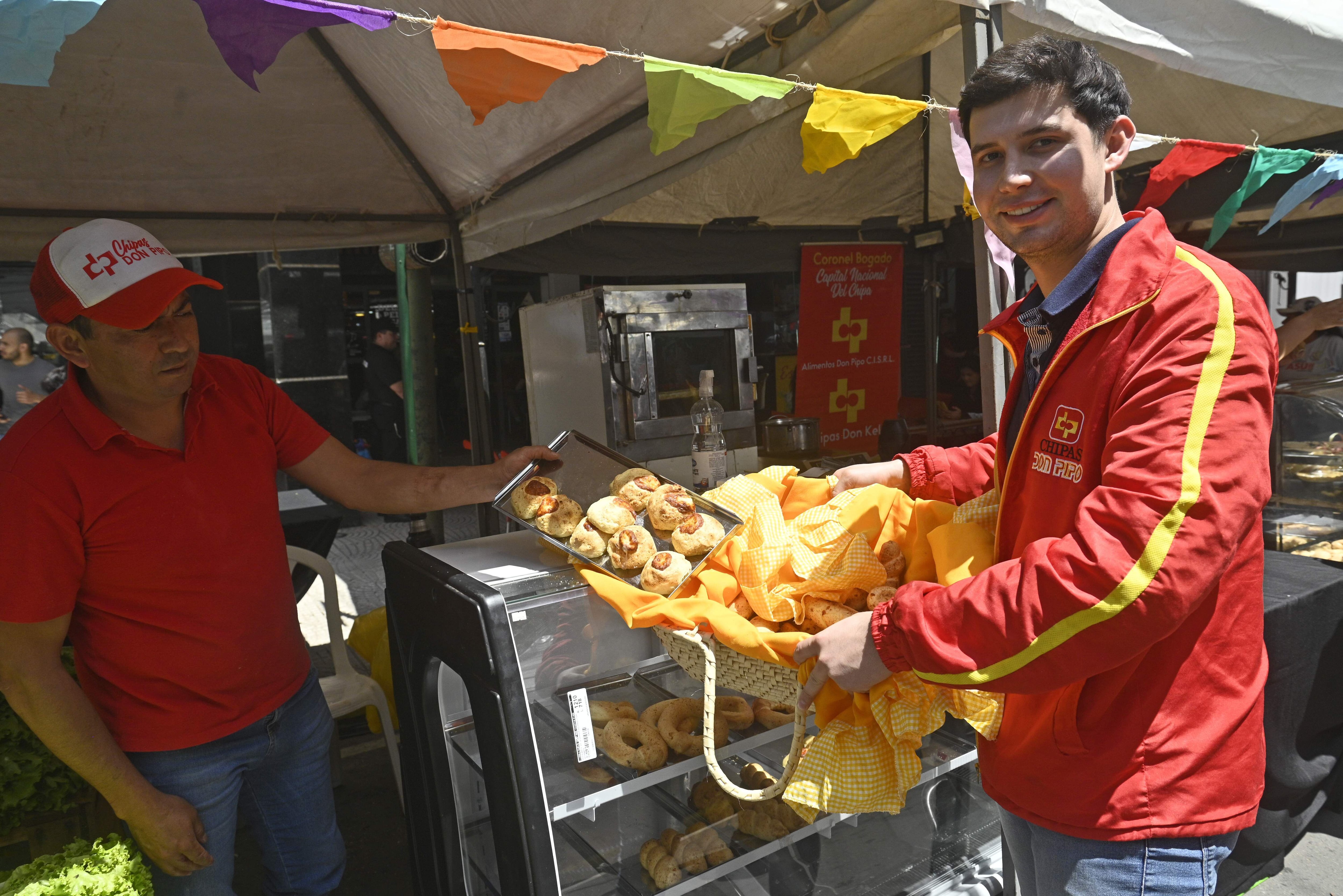 Rodrigo Coronil, de Chipas Don Pipo de Coronel Bogado, contó que a los visitantes les gusta mucho este tradicional alimento paraguayo.