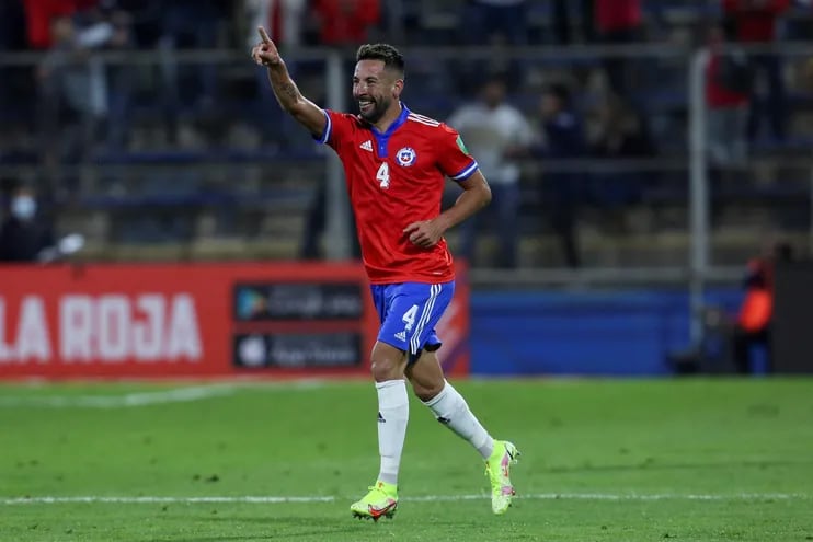 Mauricio Isla festeja el tanto contra Paraguay en el San Carlos de Apoquindo por las Eliminatorias Sudamericanas a Qatar 2022.