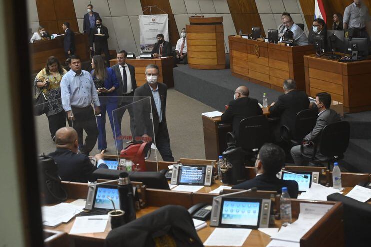 Diputados se retiran para dejar sin quorum la sesión en que se trata el juicio político a Sandra Quiñónez.